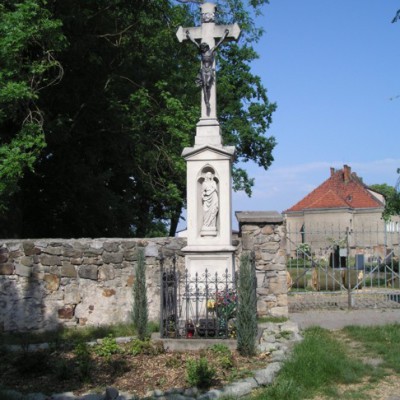 Krzyż przy ul. Ks. Roboty obok wejścia na stary cmentarz
